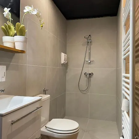 Cosy In Family Compound Apartament Turany