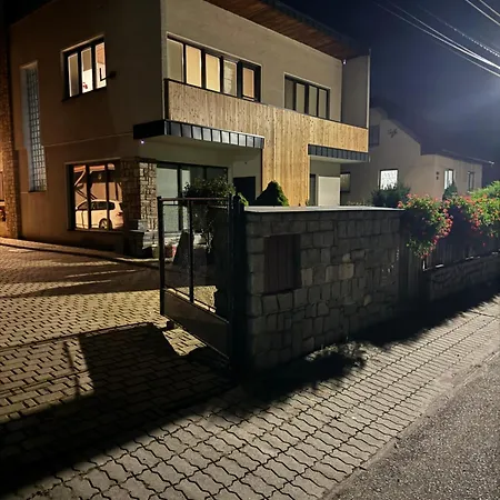 Apartman Cosy In Family Compound